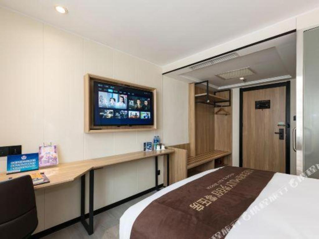 Hotel Greentree West Railway Station North Square 3*