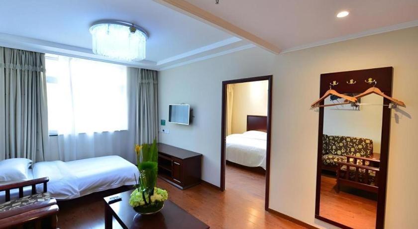 Hotel Greentree West Railway Station North Square 3*