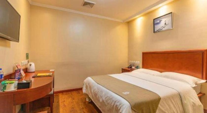 Hotel Greentree West Railway Station North Square 3*