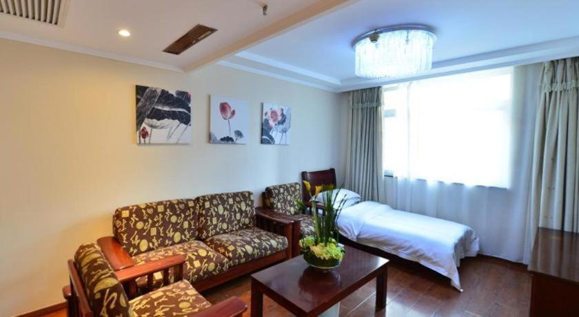 Hotel Greentree West Railway Station North Square 3*
